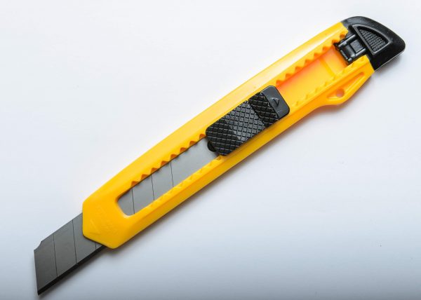 18MM MEDIUM DUTY SLIM-LINE KNIFE WITH PUSH BUTTON LOCK - Image 2