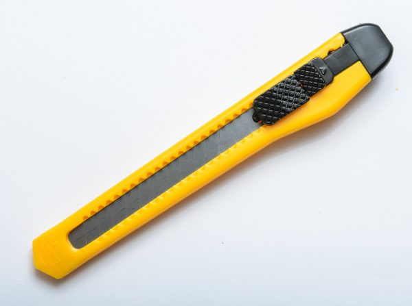 MEDIUM DUTY KNIFE WITH PUSH BUTTON LOCK