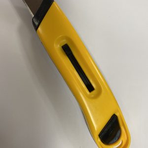AUTO RETRACTING UTILITY KNIFE