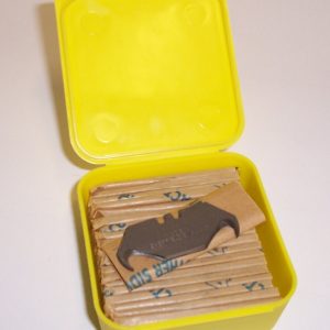 100 HOOK BLADES IN A PLASTIC BOX