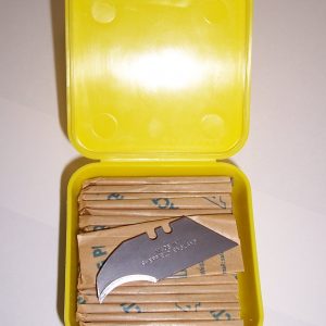 100 CONCAVE BLADES IN PLASTIC BOX